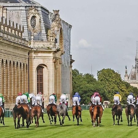 Petit Cocon Proche Gare Et Commerces Chantilly Exterior photo